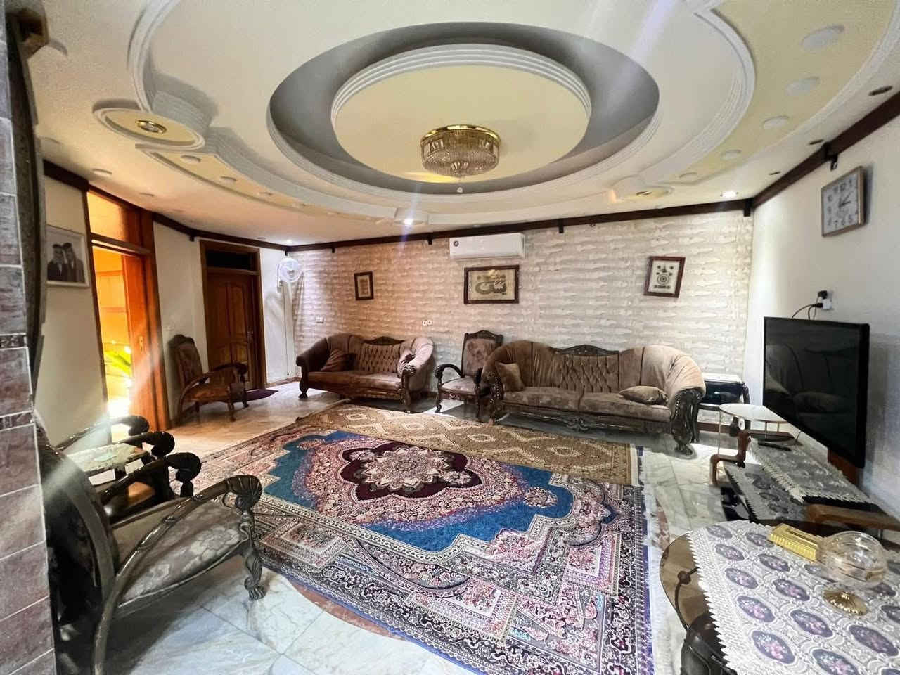💢ڤيلا للبيع  في الجـادريـة - مقابل البنك المركزي    💢
📍العنوان : الجادرية ثاني عقار على الشارع التجاري  - مجاور مطعم بيت حلب 📍

▪️مساحة الدار : 642 متر         

▪️الواجهة : 22،5 متر  

▪️سند مستقل  

▪️ موقع ممتاز مقابل البنك المركزي  شارع مرتب من اجمل شوارع الجادرية 

🔹تحتوي على 10 غرف نوم 4 صالات 3 مطابخ ومجموعات صحية  ومسبح وكراج وحديقة 

©️العقار معروض حصراً لدى وكالة عصر حمورابي العقارية  

▪️باقي التفاصيل السعر والعنوان (عند الاتصال أو حضورياً)

✍🏻للاستفسار الاتصال على الأرقام التالية : 

***********📱  —   ***********📱

▪️أو مراجعة مقر الشركة الكائن في (الكرادة - شارع العطار) 

 💢®️وكالة عصر حمورابي  العقارية®️💢

✨🌏اختيارك الامثل في عالم العقار 🌏✨

            ✅الشركة مجازة رسمياً✅

▪️نستقبل جميع العروض والطلبات العقارية▪️
