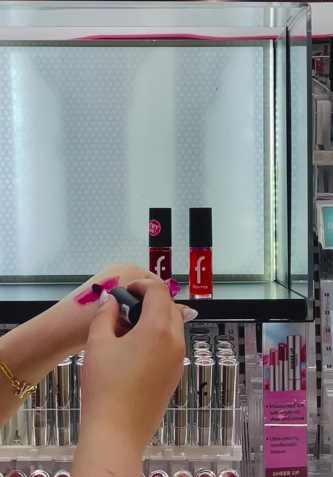 ⁨	تنت فلورمار (Flormar Water Lip Stain) مورداً ثنائياً (للشفاه والخدود) يتميز بتركيبته المائية الخفيفة والغنية بنسبة 88% بالماء ومستخلصات الفواكه. يمنح البشرة والشفتين توريداً طبيعياً ومشرقاً، ويتميز بثباته العالي ومقاومته للانتقال (لا يطبع أو يتلطخ) دون أن يترك إحساساً ثقيلاً أو لزجاً💄💄🎀 

متوفر بمول روزه الطابق الثاني قسم الكوزمتك 

العنوان 📍 الدوره شارع أبوطياره 

متوفر لدينا خدمة  توصيل 🚗

***********. 

. #ثقيلاً #إحساساً #تنت #كوزمتك #اكسبلور_ضيفونا #تجميل #خدود #تناسب_اندام #مشاهير_العراق اكسبلورر ##الاذواق #اكسبلورر #ترند #الترندالجديد#صعدو #ثابته #طبيعي #فلورما #ماركة⁩#ترندات_تيك_توك✌️_تصميمي✨⁉️ #ترندات_الانستغرام #تطبيق
