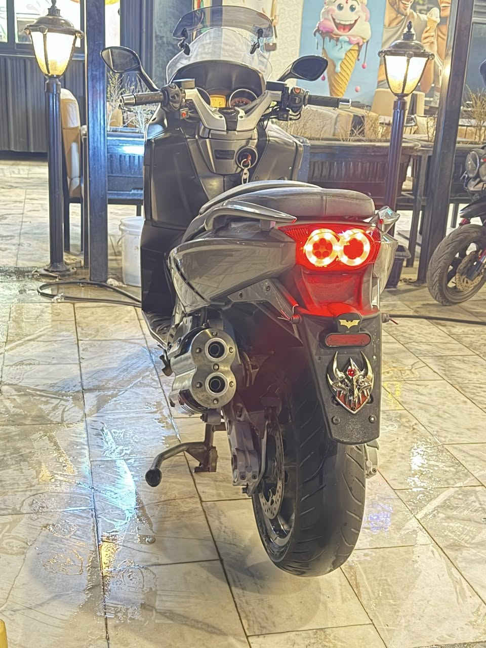 سلام عليكم هذه الدراجة هي Gilera GP 800، وتعتبر من أسرع السكوترات ذات المحركات الكبيرة في فئتها.     المحرك: بسعة \(839.3\) سم مكعب، مكون من أسطوانتين على شكل حرف V. القوة: تنتج قوة تقريبية تبلغ \(73\) حصان. السرعة القصوى: تصل إلى حوالي \(210\) كم/ساعة. المميزات: تحتوي على ناقل حركة أوتوماتيكي ونظام دفع نهائي بالعمود (Cardan).الوحيده بالعراق 
 
للبيع سعرها خاص مكاني بغداد الدوره  2017
***********
