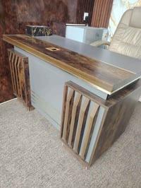 ميز مكتبي • موصل حي البكر • للبيع