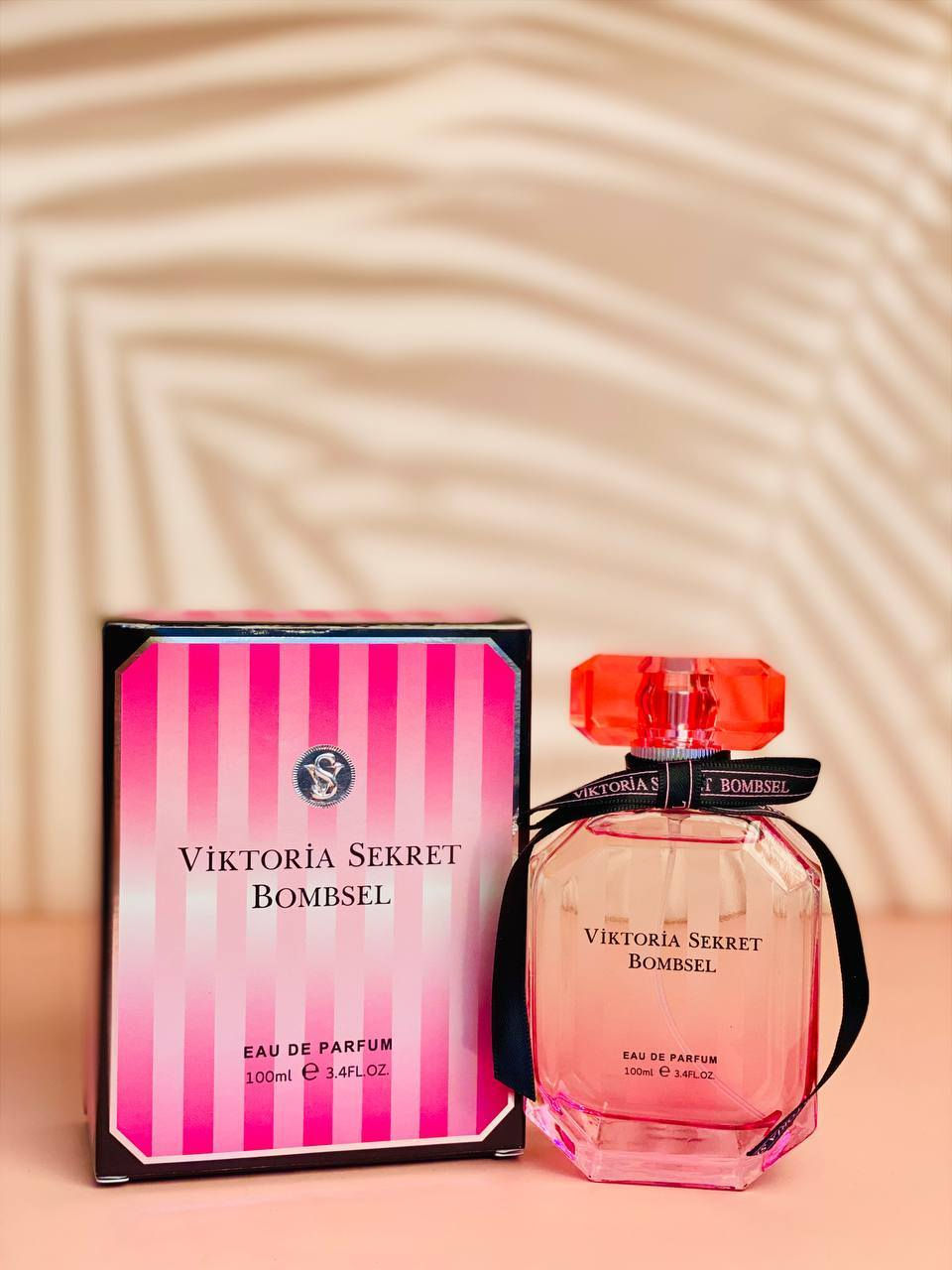 Victoria secret Bombshell 
فكتوريا سكرت عطر نسائي يحمل مجموعة من المشاعر والأحاسيس في تركيبته تجعل كل أنثى تنبض بالسعادة 🌷لأنكِ الأرقى اذن تستحقينه🌷
VICTORIA'S SECRET BOMBSHELL
عطر فكتوريا سكرت بومبشيل النسائي_
فكتوريا سيكرت بومشيل عطر رائع من العائلة الفاكهية الزهرية الفواحة برائحة تضج بالحياة والانتعاش تدوم طويلا. بمزيج من المكونات المتناسقة مع بعضها البعض لتعطيك الشعور بالجاذبية والثقة طوال اليوم

إفتتاحية العطر 🩷 الباشون فروت، الجريب فروت، الأناناس، اليوسفي و الفراولة
قلب العطر 💜 الفاوانيا، أوركيد الفانيلا، التوت الأحمر، الياسمين و زنابق الوادي
قاعدة العطر 🩷 تتكون من المسك، الأخشاب و طحلب البلوط❤️❤️❤️❤️🌹
الحجم 100ml


**إذا كنت صاحب هذا الإعلان وتريد حذفه لأي سبب، رجاءا أرسل رسالة إلى الدعم الفني**