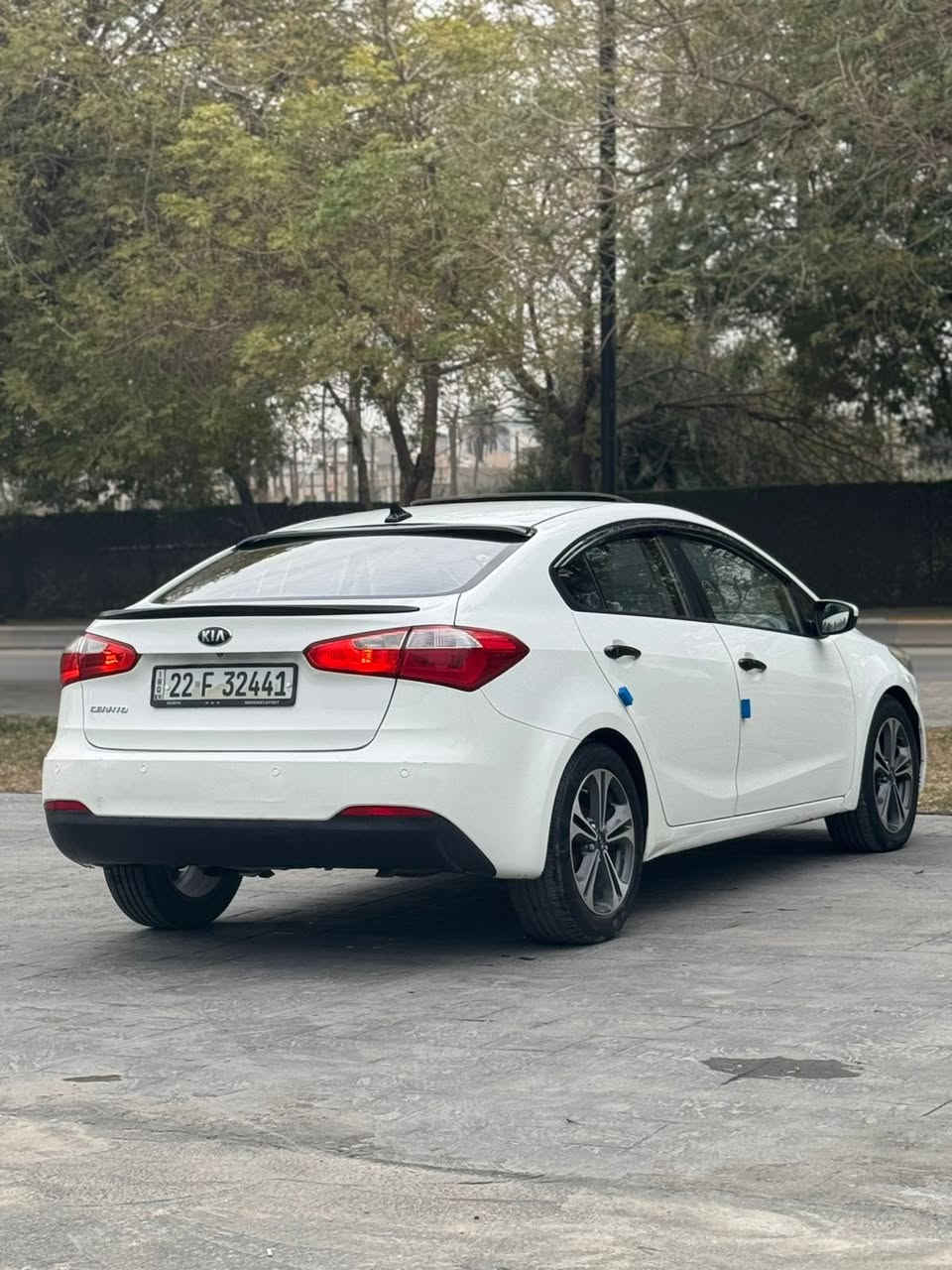 السلام عليكم.  
سيراتو مديل 14 خليجي. رقم اربيل باسمي
ماشيه 110. صبغ باب خلفي +نصف باب السائق.  بدون دواخل. جاهزه محرك كيركفاله.  تخم تاير صدر. جديد تبريد جاهزه 
المواصفات : 
فتحه. / ويل كب. / شاشه تاب /  تحكم ستيرين / محرك 1600 دوش / وباقي المواصفات المعروفه.  
عنوان السياره : بغداد العطيفيه📍📍
 
للتواصل:  ***********
