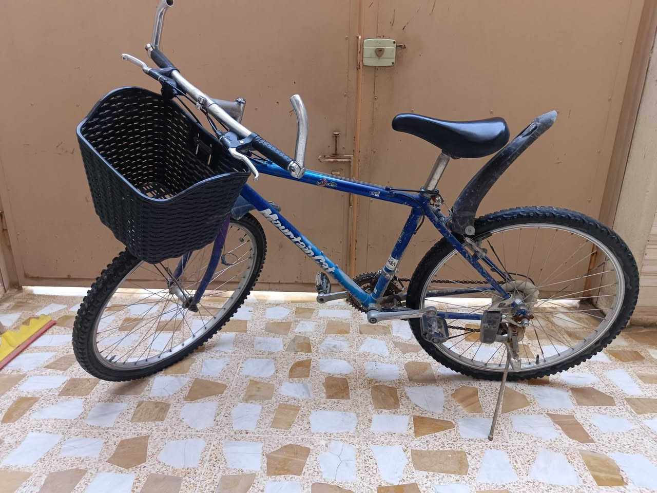 بايسكل للبيع نوع بالة حجم 26 نظيف السعر 90 الف بي مجال للشاري الاتصال على الرقم ***********  كورك ***********
