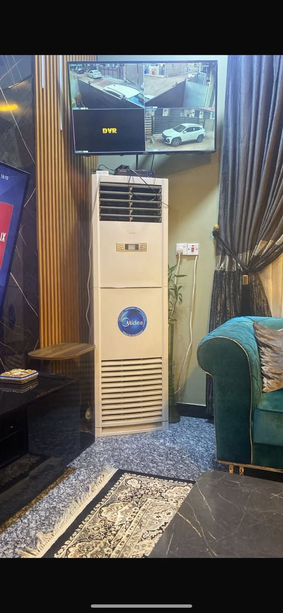 سلام عليكم اثاث كامل للبيع مكاني بغداد السيدية الي يريديهن يتفضل خاص أو واتساب *********** وايضاً تخم قنفات عندي
