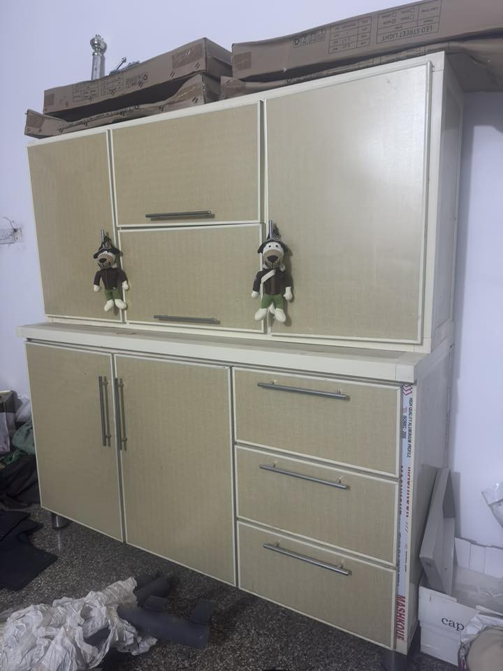 كاونتر قطعتين ارضي وتعليق المنيوم درجة أولى كل قطعة 1.5 متر بدون سنك مستعمل ( نضيف جدا ) المكان بغداد حي الجامعة الرقم  ***********
