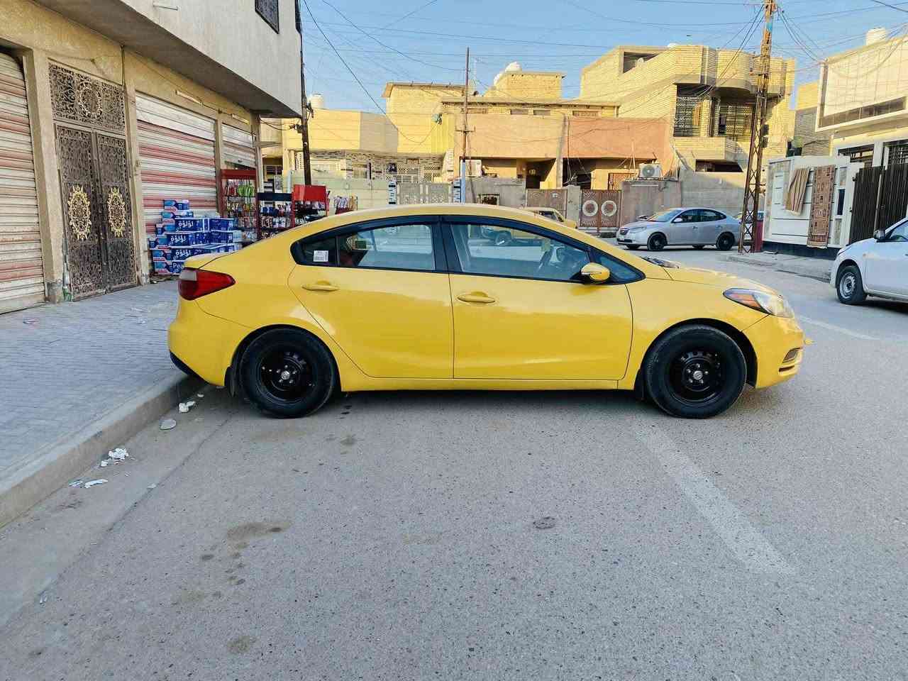 السلام عليكم كيا فورتي موديل 2015 حادثها قبق صندوق بدون دواخل لغد شاصي مكفول بجم كبس السياره جديده و جاهزه مكان السياره بغداد رقم الهاتف ***********
