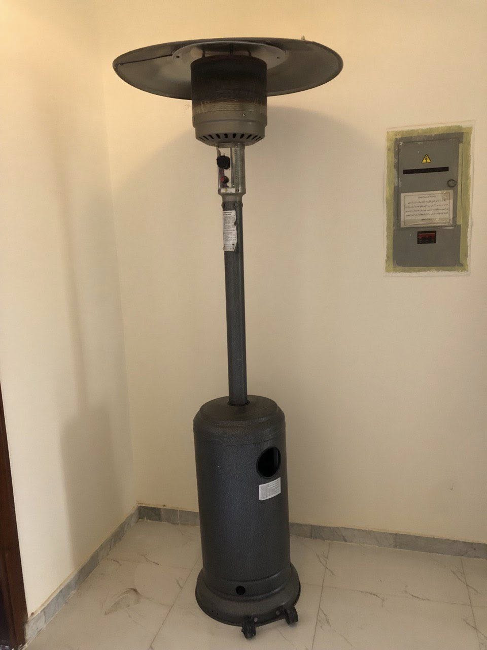 سلام عليكم 
صوبة غازية عامودية باب اول الاصليه الحديد وليس الامنيوم مستخدمة قليل جداً نسبة النظافة 100‎%‎ وعلى ضمان السعر 175 الف . مكاني بالجادرية للاستفسار اتصال على الرقم ***********
