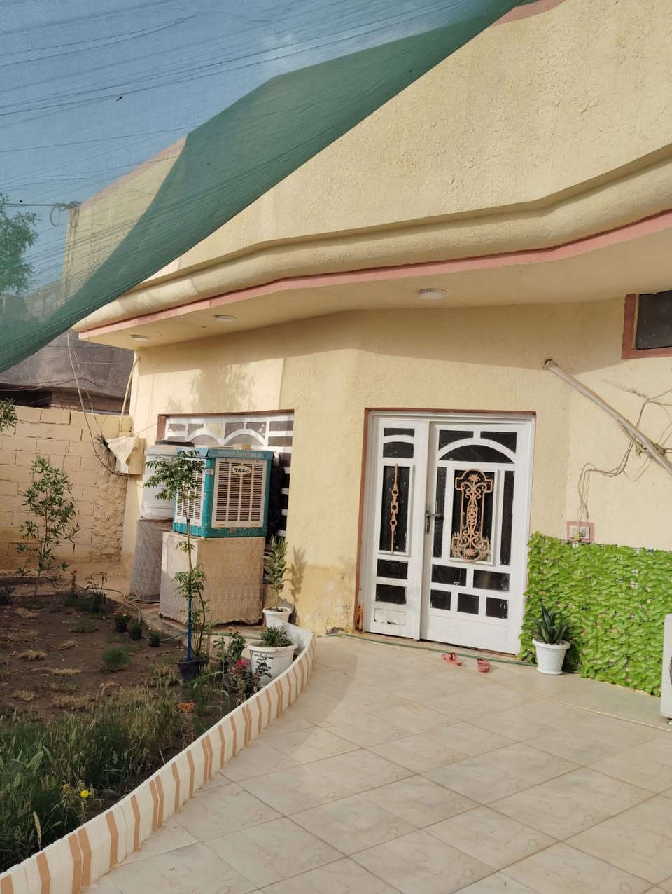 السلام عليكم 🫡 

 بيت مساحة 150م طابو زراعي سند 25 
البناء حديث كونكريت مسلح 
غرفة وصالة وهول صغير ومطبخ 
ومجمع صحي كبير وبيتونة 
وكراج وحديقة جانبية 
وجهية البيت 11 م  عرض الشارع 20 م
موقع البكرلي شارع موقف دانه 
تفاصيل اكثر مكتب عقارات علي قحطان
الكائن بابل ورديه خارج 

***********    متوفر واتساب 

***********    متوفر واتساب
