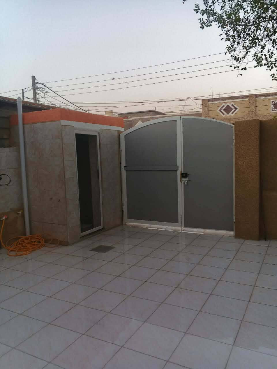 السلام عليكم 
بيت للبيع طابو صرف 
المساحه ٢٠٠متر طابق واحد 
يتكون /من ٢غرف نوم وهول صاله ومطبخ مجمع صحيات 
الموقع /حله شارع ٨٠ نجف حي المصطفى 
للاستفسار/ مراجعة مكتب أضواء المدينه 
الكائن/حله شارع ٨٠ مقابل أسماك الشجيري 
او اتصال على الرقم 
[[***********]]
رياض الخفاجي
