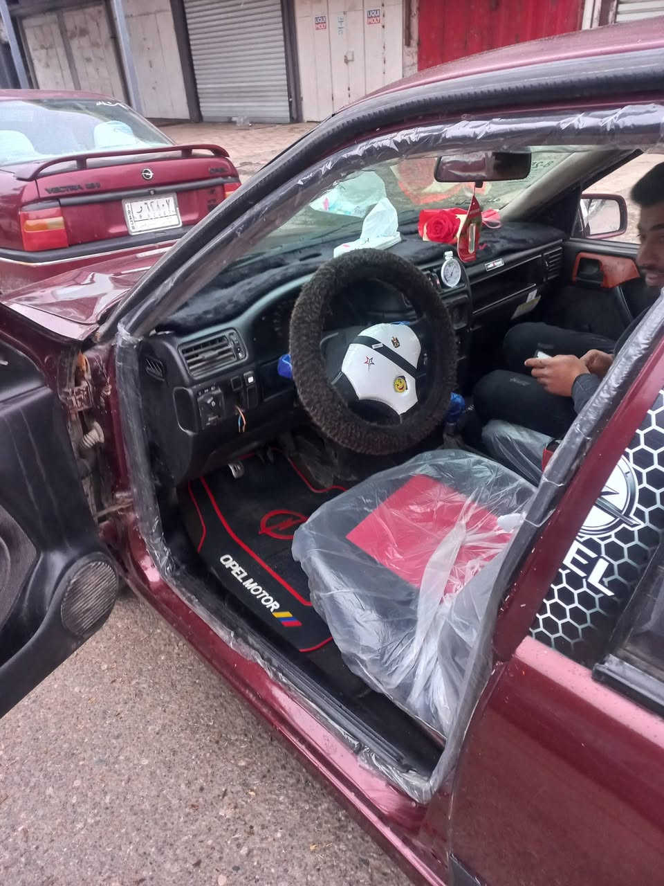 #السلام عليكم اوبل فكترا
حجم 16 موديل 91 
رقم ألماني نينوئ 
كير ومحرك نضاف لا صرف ولا نفخ شرط 
تايات نضاف 
ويلكب مصطره
طخم أمامي وخلفي كلو جديد داخل السياره بلايلون جديد بلادي 
كابون بانزين 
كهربائية كلها شغاله 
سماعات افانتي مشدودلها 
سياره جديده 
صبغ دواير ودوسات 
سياره كلش،نضيفه 
شرط التحويل 
مكان السياره موصل ايمن 
# السعر والاستفسار 
***********
***********
