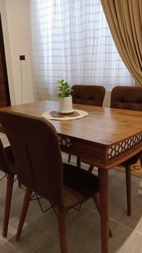 ميز طعام • ٦ كراسي • نضيف