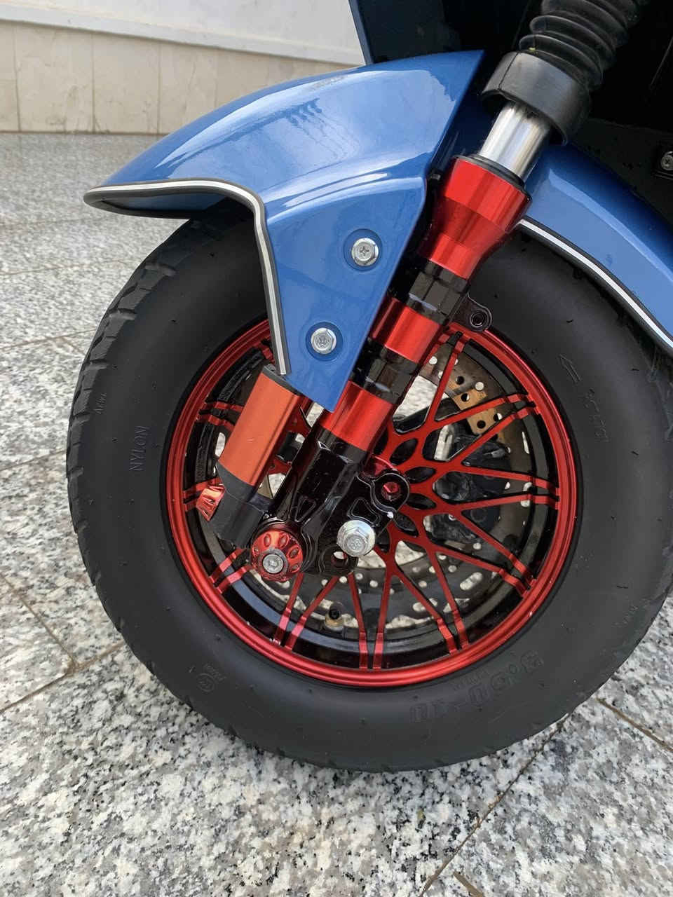 السلام عليكم للبيع موطور شحن بعده جديد شخط واحد مابي بطاريات شرط الفحص وين متريد تفحص يلا تاخذ الموطور جديد بمعنى الكلمه لايت زينون عالي ناصي أشاير يمنى يسرى كله شغاله دبل إشاره مثبت سرعه بي نضام إلبك رجوع إلى الخلف +دكمه تحديد عطل السعر 600وبي مجال بسيط للاستفسار اتصل على ***********
