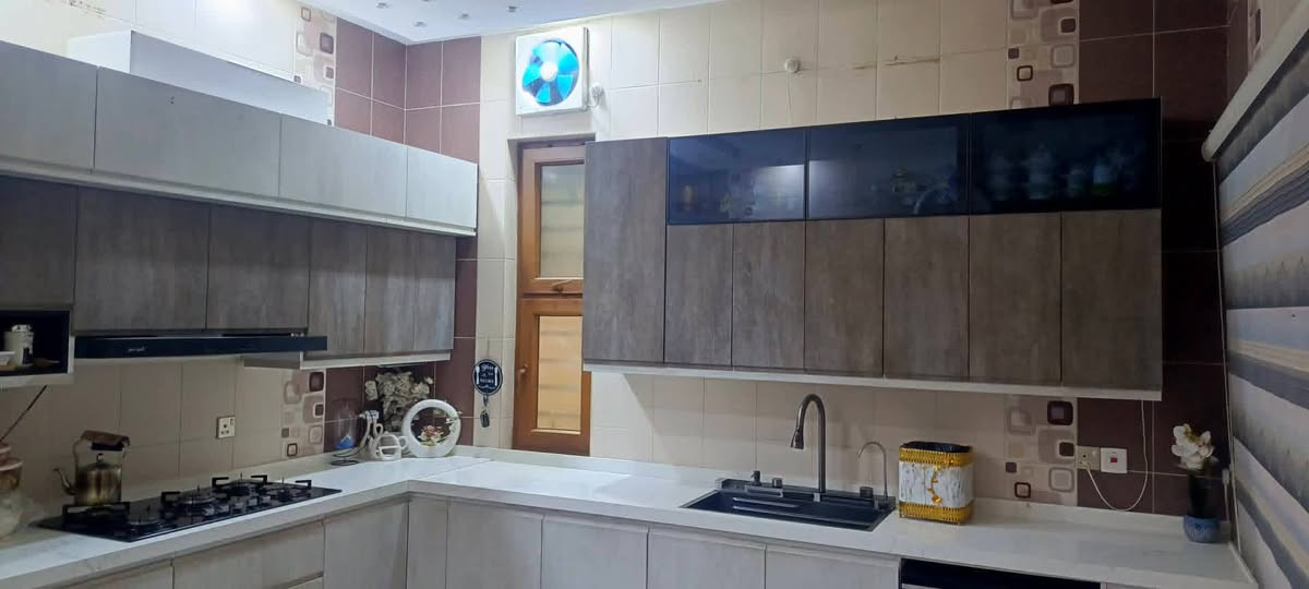 دار للبيع في حي الصديق الاولى
200 متر واجهه 10 ركن على شارعين تبليط
شروق تام
بناء حديث
موقع مميز جدا قريب من سايدين الجامعه
المربع الاول
6 غرف نوم واستقبال ومطبخ وصحيات بالطابقين وبيتونه وكراج
شرط التحويل
سند طابو الزهور
بناء فول درجه اولى
لمعرفه السعر اكتب تم ليصلك على الخاص
للاستفسار زياره المكتب حي سكر قرب من مجمع الاوربي 2
***********
***********
