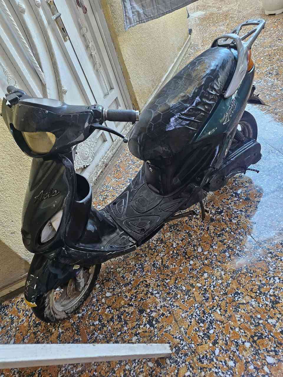 سلام عليكم اكزز دراجه شغاله وما بيهه شي اشتريت سياره واريد ابيعهه سعرها ٢٢٥ وبيهه مجال المكان البصره شارع الوفود رقم ***********
