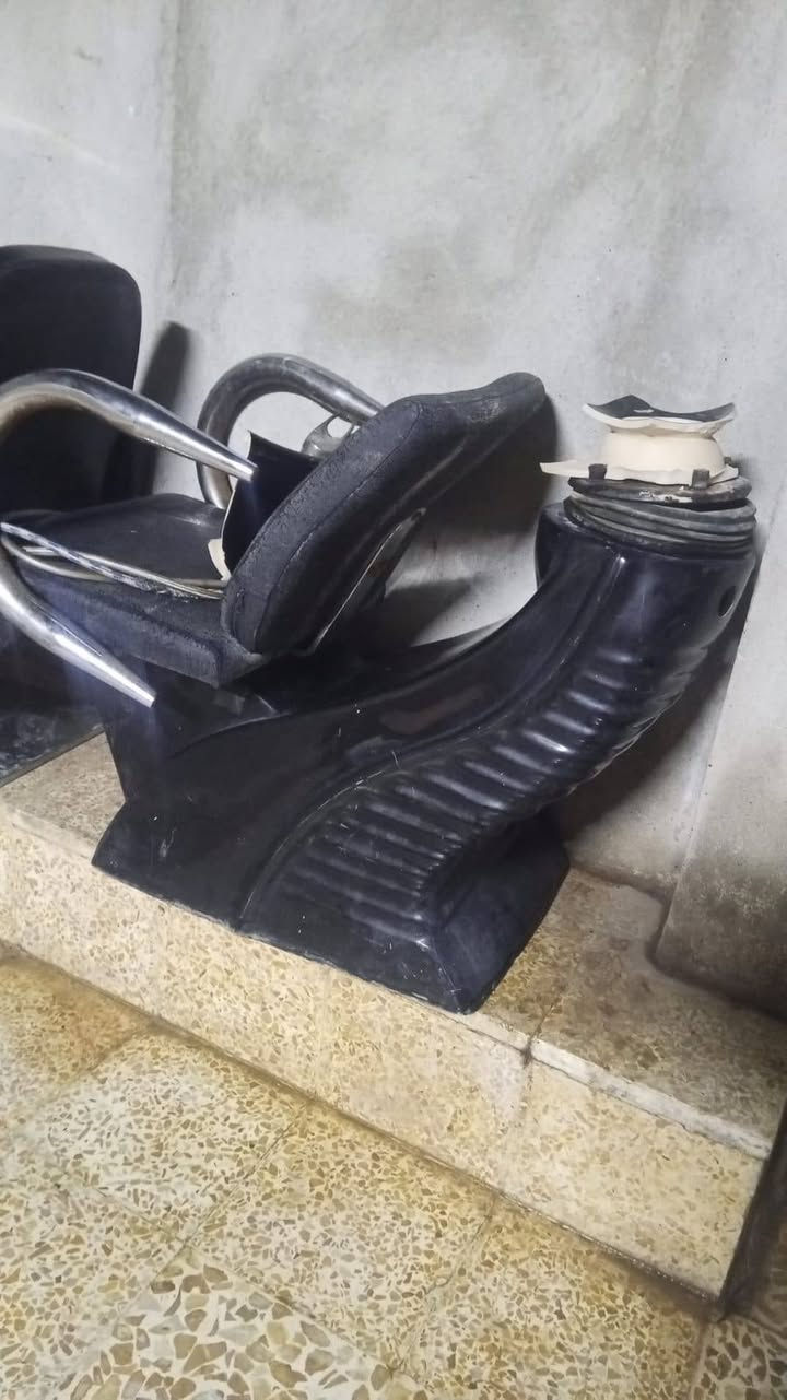 كراسي للبيع سكملي حلاقه وسكملي مغسل فقط بس مال المغسل مكسوره
ولثنين جد
واني مكلف بل نشر
  رقم صحبهن  ***********
