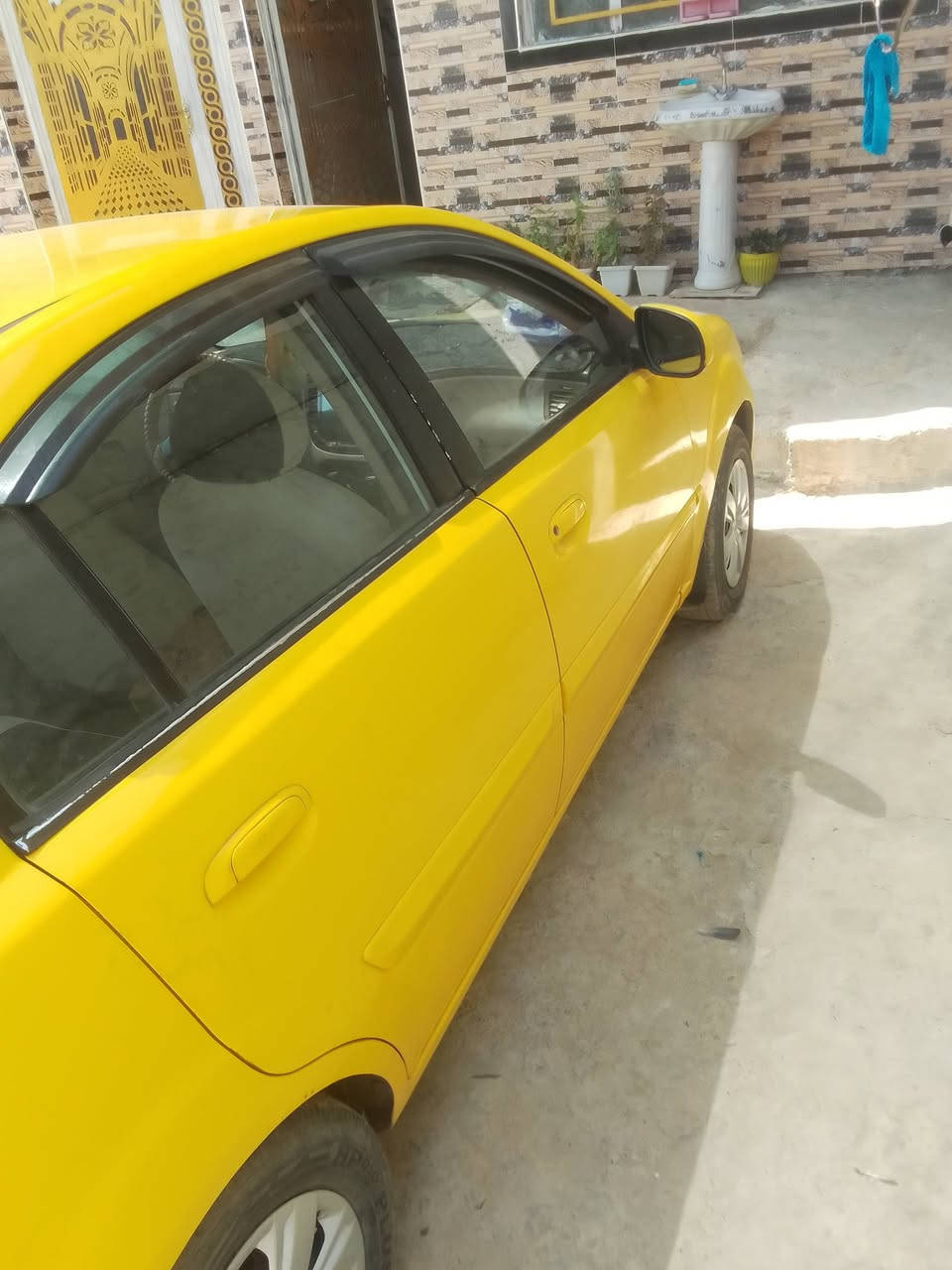 كيا ريو موديل 2012 كوري
رقم مثنى. 
دخه بيها جاملق الورى بس . 
حار بارد . 
كابون بانزين بيها. 
مراوس النترا . 
أو للبيع. ٩٥ . 
للاتصال ***********
