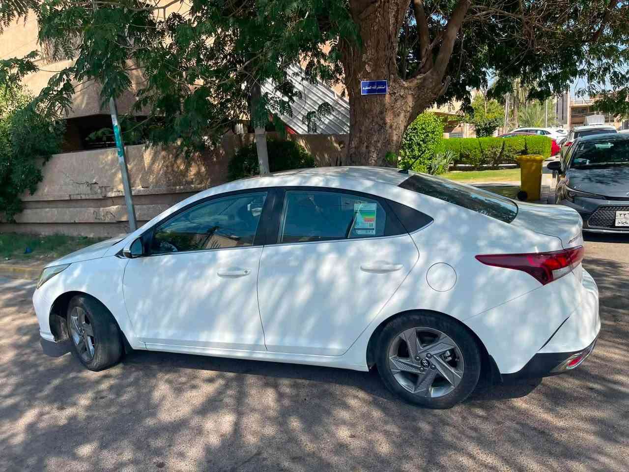 السلام عليكم للبيع هونداي اكسنت موديل 23 لون ابيض خليجي ماشيه 89 الف حقيقي باسمي تحويل ثاني يوم  الرقم دولي الجديد حجم المحرك 1600 دوش 
مواصفات تبريد قطعتين  
فتحه 
مري شفط 
حساس خلفي بلادي 
اي بي اس 
مانع انزلاق 
حساس اطارات 
تحكم ستيرن 
شاشه
السيارة بيه 3 قطع 2 صبغ بنيد وقبغ جنطه 
وجاملغ امامي ايسر ابيض بلادي السعر المطلوب 115 ورقه وبيه مجال 
مكاني بغداد / حي الجهاد 
للاتصال *********** ابو غيث

