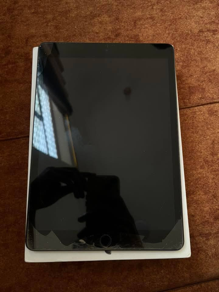 السلام عليكم ايباد 9 ذاكره 64 غراضه موجوده شاحنه والكارتون وكفر هديه وبطاريه 90 ايباد مامفتوح بي بس كسر موضح بصوره السعر 200 مكاني ناصريه مركز ***********
