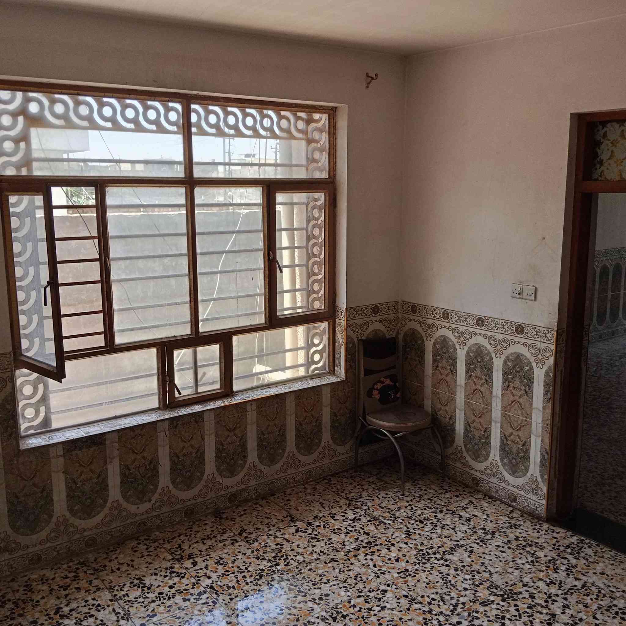 سلام عليكم بيت الايجار طابق الثاني معزول بي عرفه هول سطقبال جبير مطبخ وسطح بكان شارع كنانه يجار 400فتفسار ***********
