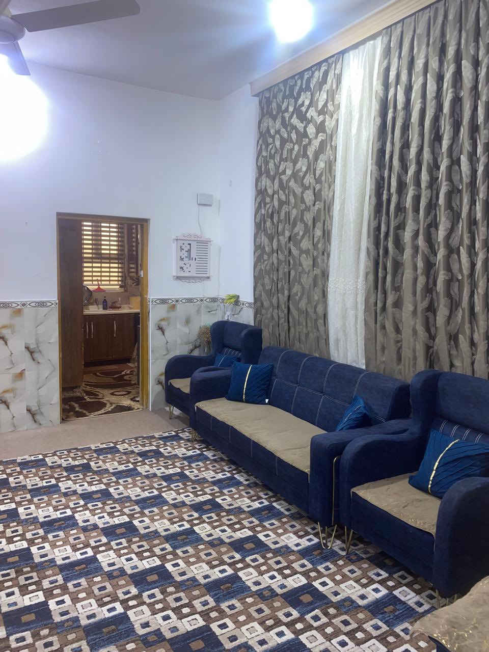 بيت بناء 2020 المساحة 136 حقيقي  حي الصدر الشارع الي بظهر فرح مول  بالضبط طابقين الطابق الاول براني ومطبخ وهول وغرفتين وصحيات وتهويات اثنين وطارمة صغيرة الطابق الثاني غرفتين وصحيات وبيتونه كاملات اضافة الى باقي المساحة مبني فوكهه قاعة جبيرة واصلة للسكف تصلح تصير شقة معزولة 
للاستفسار ***********
