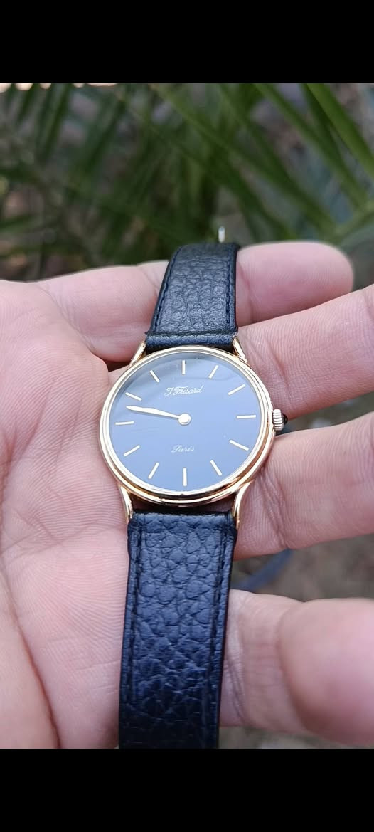 قشطة من جي فريزورد
صناعة فرنسية و ماكنة سويسري 
نصب تكويك انتاج السبعينات 
32 ملم كلاسك رسمي 
بلاك ديل مينا اسود زيرو
دكمة زافير
سير جلد طبيعي مستبدل
نظافة ممتازة جدا 
السعر 90 الف


**إذا كنت صاحب هذا الإعلان وتريد حذفه لأي سبب، رجاءا أرسل رسالة إلى الدعم الفني**