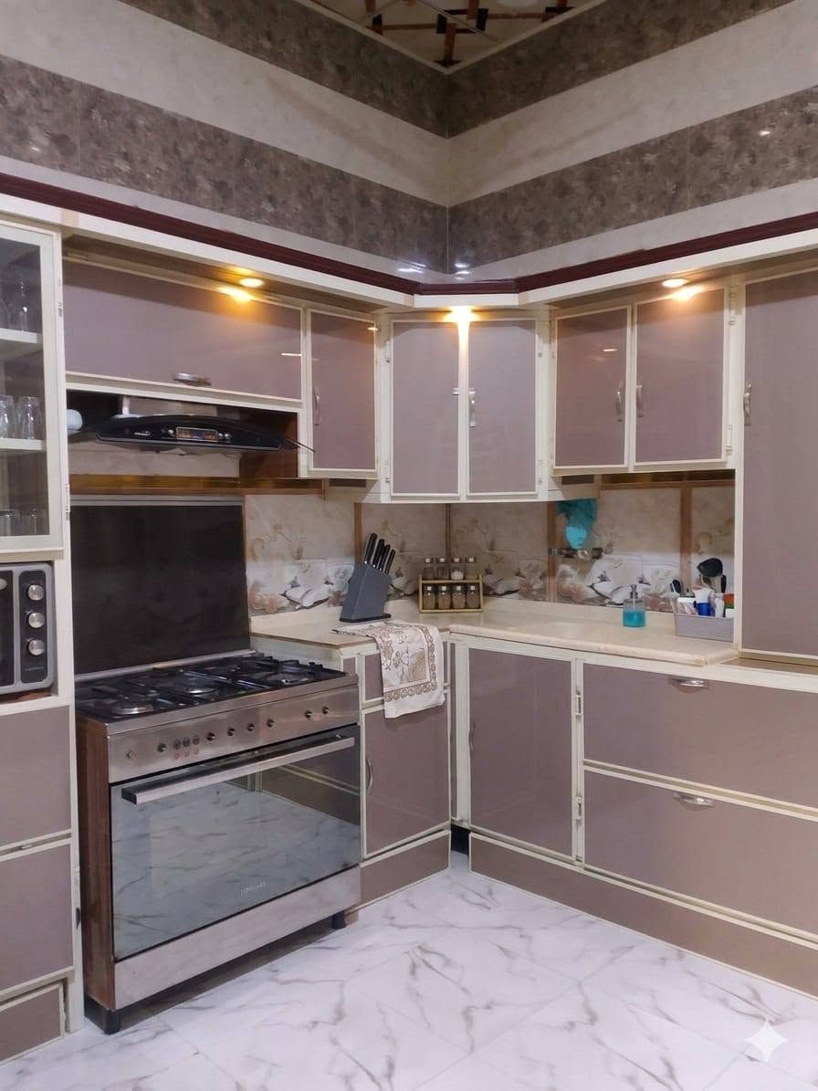 السلام عليكم
🏠 بيت للبيع في سوق الشيوخ - الحي العسكري
شارع المستوصف ويدخل أيضاً على شارع سيد جواد  المنطقة مخدومة بالكامل وقريبة من الخدمات والمرافق الأساسية
📐 المساحة الكلية: 100 متر
 طابو ملك صرف (سند جاهز للتحويل)
 طابقين (بناء نظيف وجديد )
التصميم الداخلي والمرافق:
🛏️ غرف النوم: غرفتين نوم  وحده فوك ووحده جوا + مخزن صغير
صالتين فوك وجوه
وديوانيه + بلكونة مطلة + سطحين 
🚿 الخدمات الداخلية: مطبخ ومجموعات صحية متكاملة.
💵 السعر: [ 85 مليون  ] (قابل للتفاوض بيه مجال )
للاستفسار عن البيت 
📱 رقم الهاتف: ***********
