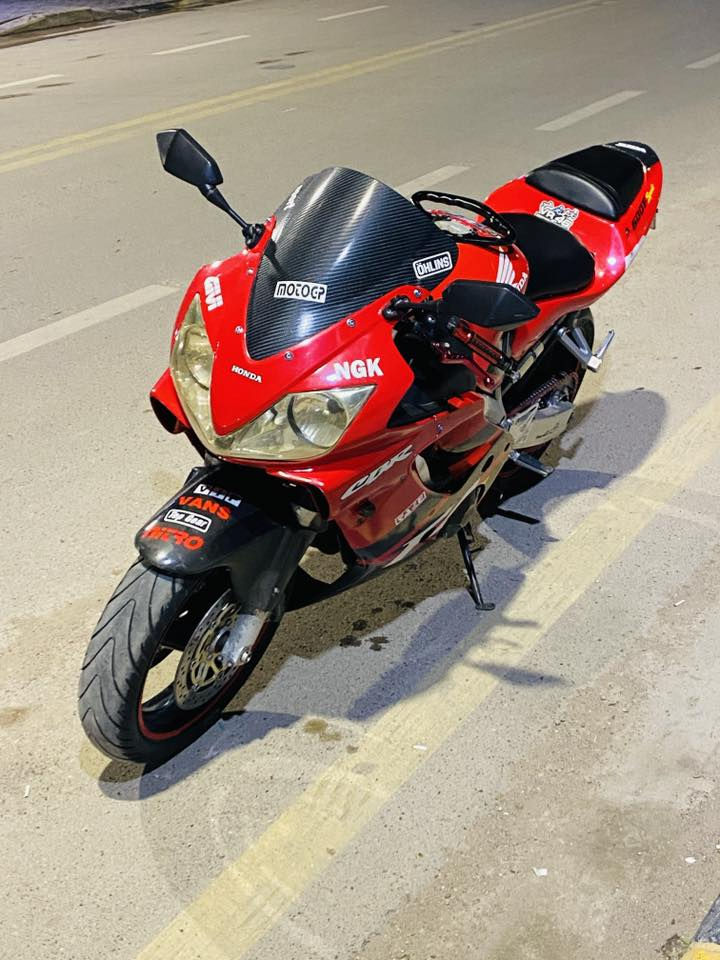 سلام عليكم شباب  دراجه F4i  للبيع الدراجه نضيفه شوفت عينك  مرقم بغداد وسنويه بأسمي شراي اتصل على الرقم *********** مامتواجد خاص مكان الدراجه كوت 🤍
