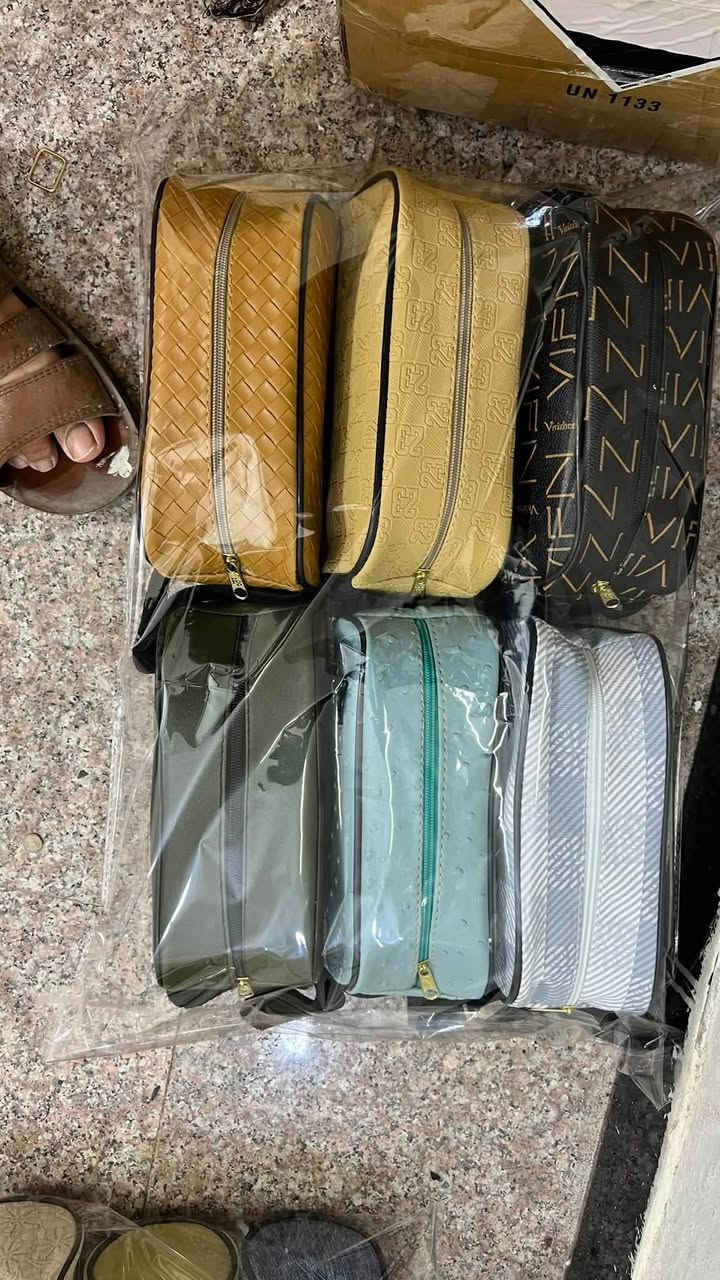حقائب شبابية منوعة جلد ممتاز جملة فقط 
سعر الدرزن ١٢ الف يعني القطعة بالف دينار 
يوجد توصيل كافة محافظات العراق 
للحجز يرجى مراسلة الصفحة او الاتصال بواتساب 
***********
