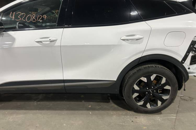 السلام عليكم سبورتج موديل 24 ماشيه 11الف بعد 10ايام توصل العمان الي عنده كتاب شهدا  فول عده الفتحه الون ابيض بدون ارباك غراضه كله وياه السعر 160الاتصال ***********
