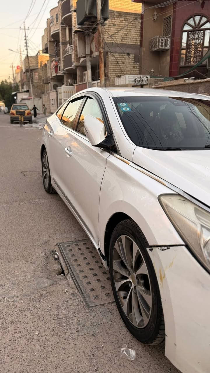 السلام عليكم ازيرا موديل ٢٠١٢ وارد خليجي سيارة كفالة عامة ماعدا الضربة الي بالصور
السيارة مصروف عليها خير من الله التخم تاير اصلي قبل اسبوع شادة تخم نوزلات وكالة مجاول بلكات ليزري متعبك حتى الدهن اليوم مبدل 
السيارة مال شاب ويمكم الحساب 
المكينة ٣٠٠٠
السيارة فول ماعدا الفتحة
السعر ١١٥ وبيها مجال 
للتواصل ***********
عنواني الشعب حي اور
