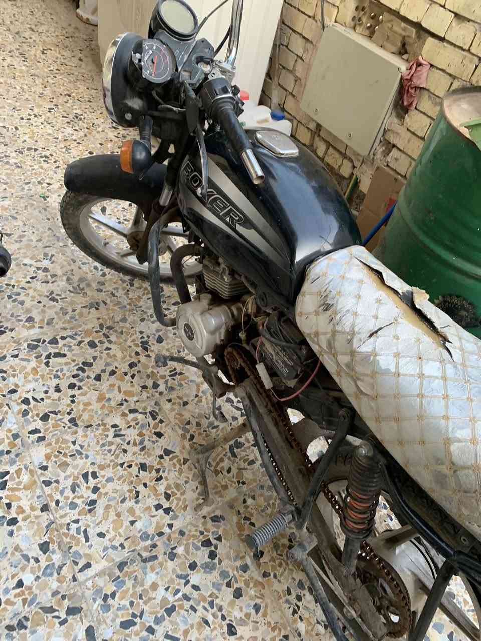 السلام عليكم دراجه بوكسر للبيع متروكه وشرط شغاله مكفوله كير ومحرك سبانه ممدوده عليه بس يرادله ترتيب ادامه لان متروكه سعر ٤٥٠ بيه مجال حك جيه شراي يتصل وبخدمتة رقم ***********
