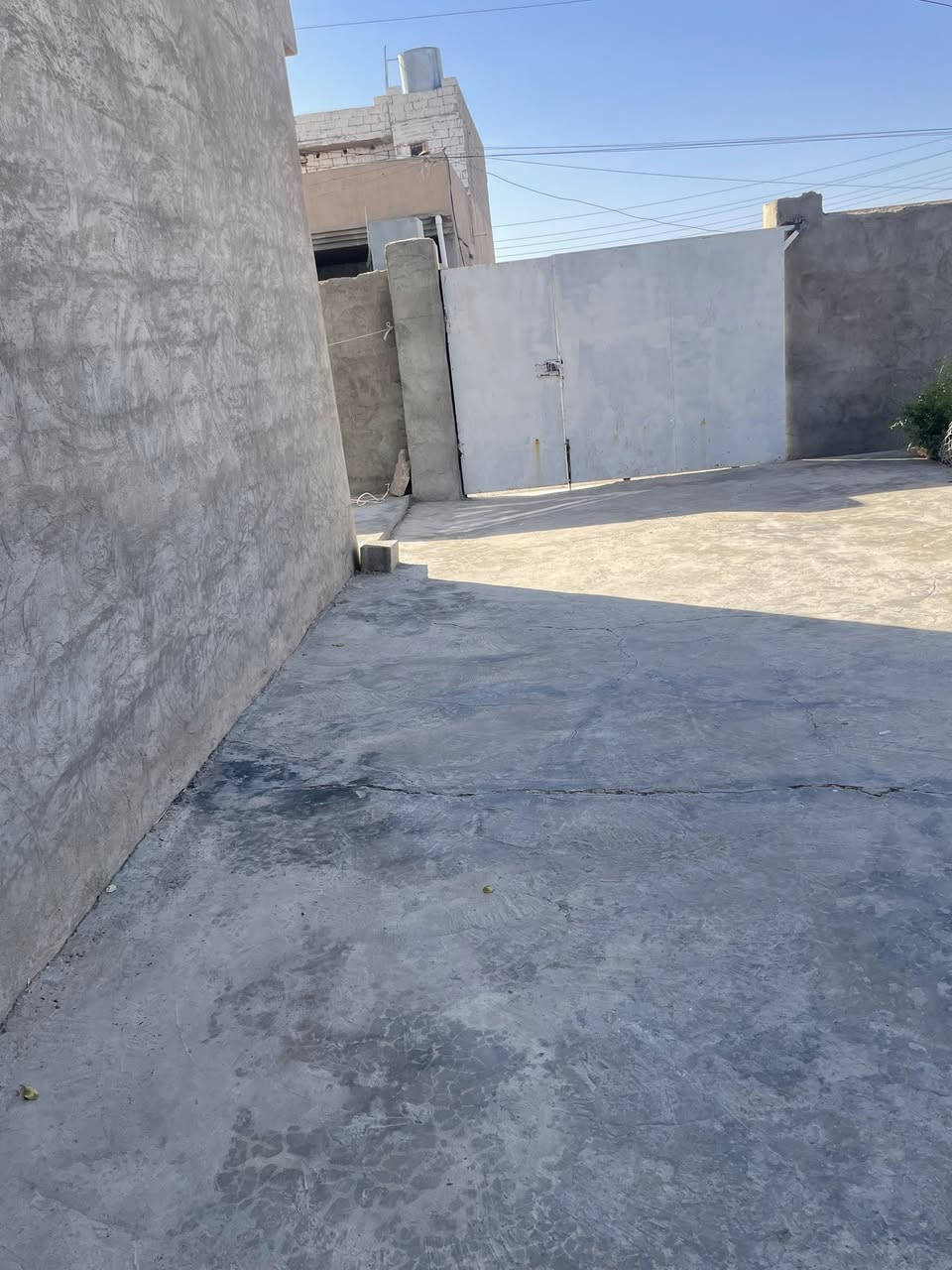 السلام عليكم على بركة الله 
#بيت للبيع  
الموقع تكريت حي الشهامة فرع اللهيب متوسط الفرع
خدمات تبليط كهرباء ماء 
مساحة القطعة 345
مساحة البناء 135 
مواصفات البيت 
ربعة +صالة جبيرة  غرف نوم عدد 3(5*4)+ مطبخ خارجي4.50*4.50
حمامات خارجية عدد 2 
حديقة 10*6
كراج 10*5
واكو تركة خلف الحديقة ترهم مخزن 3*6
للتواصل لاتصال على الارقام
 ‭***********‬
***********

