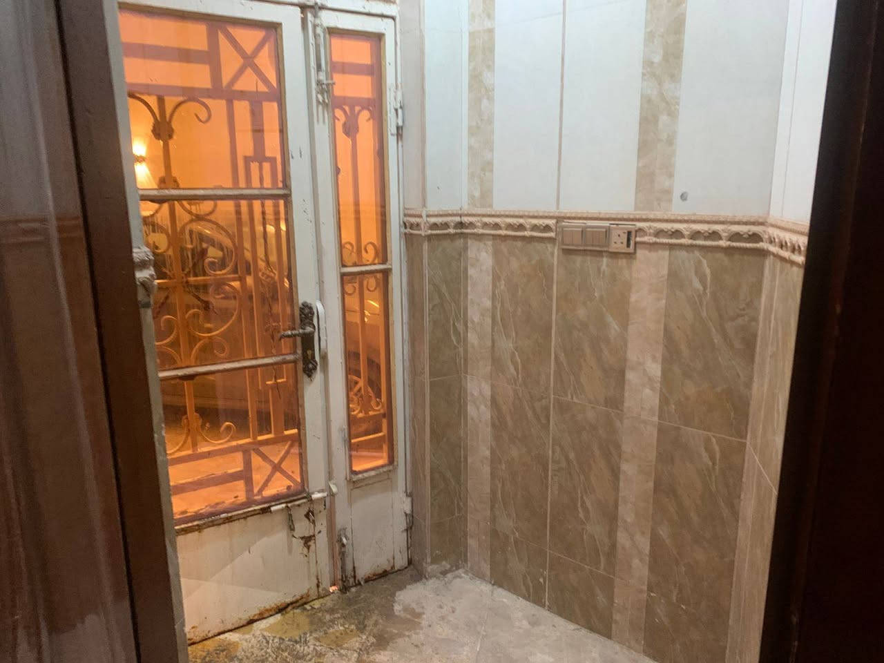 دار مساحه ٢٢٠ متر طابو صرف
طابقين طابق الاول يحتوي على 
٢ غرف نوم و مطبخ واستقبال وهول 
وصحيات خارجيه وداخليه وحديقه وكراج سياره
طابق الثاني يحتوي على ٣ غرف نوم نظام سويت 
العنوان ام الهوى جديده يبعد عن شارع العام مسافه ١٠٠م 
الاستفسار ***********
