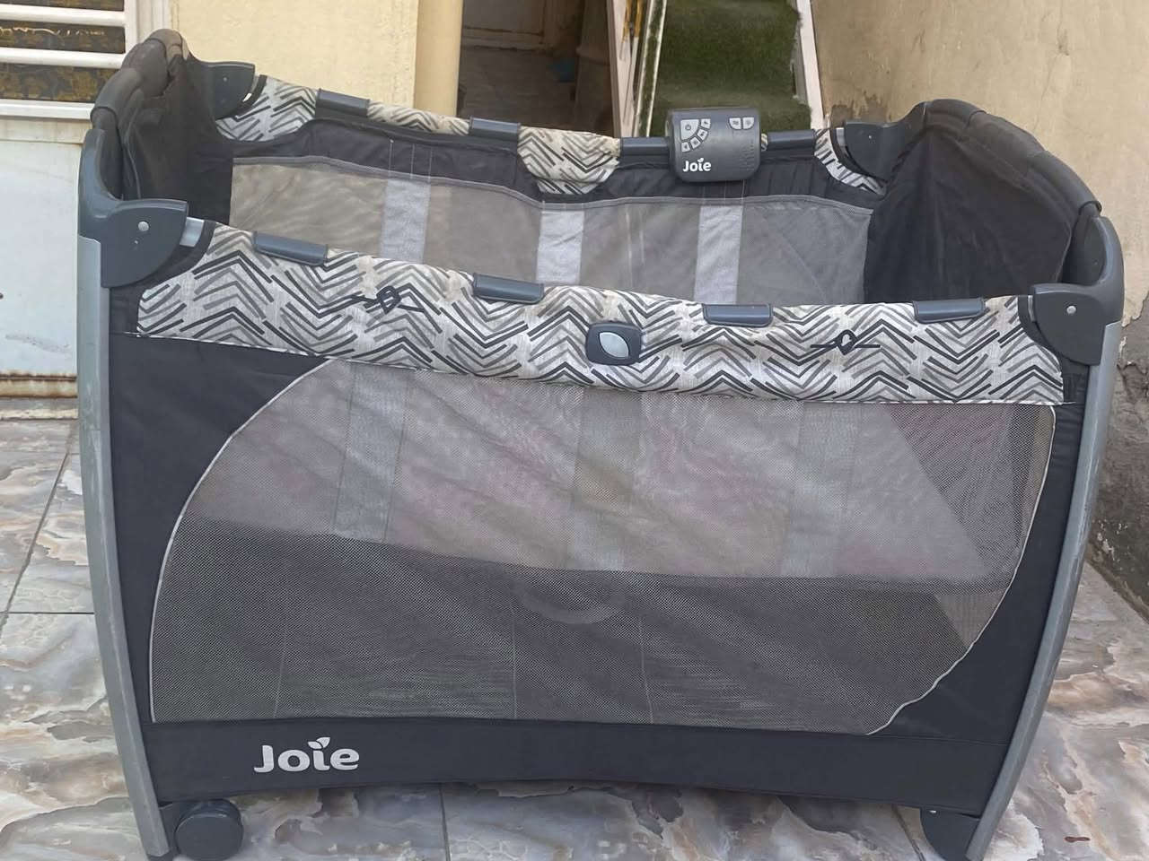 جربايه طفل متنقل من ماركة Joie يتميز بنقش هندسي باللونين الأبيض والأسود على الحواف العلوية.يُعرف هذا الطراز باسم Excursion Change & Bounce.يحتوي على إطار متين وجوانب شبكية لتهوية جيدة.يمكن طيه بسهولة للسفر والتخزين السعر ٦٠ عنواني دوره ابو دشير الاتصال على الرقم ***********
