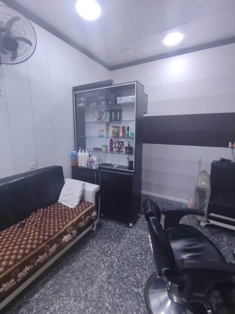 السلام عليكم اغراض صالون للبيع
كراسي عدد 2 
قنفات عدد 5 
قاطعه ورف بنفس الوقت العدد 1
ميز مرايه مثل مموضح بالصوره العدد 3
جهاز بخار العدد 1 
راسلني خاص او وتساب 
***********
