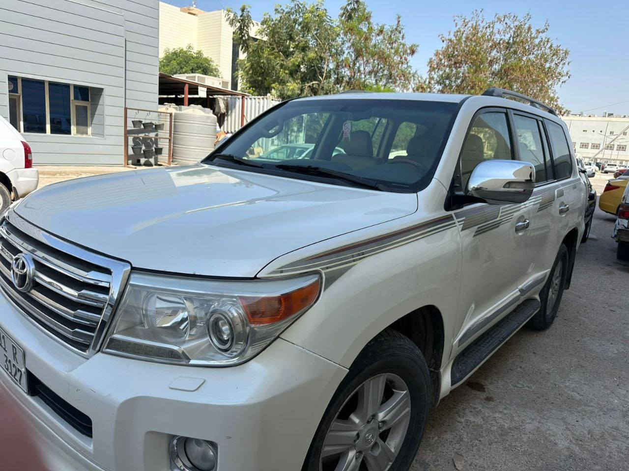 سلام عليكم 
لاندكروز موديل 2013 رقم بغداد
مكفولة كفالة عامة عدا كم بارد موضح بالسونار
السعر 353 ورقة وبيها مجال جداً بسيط
***********
