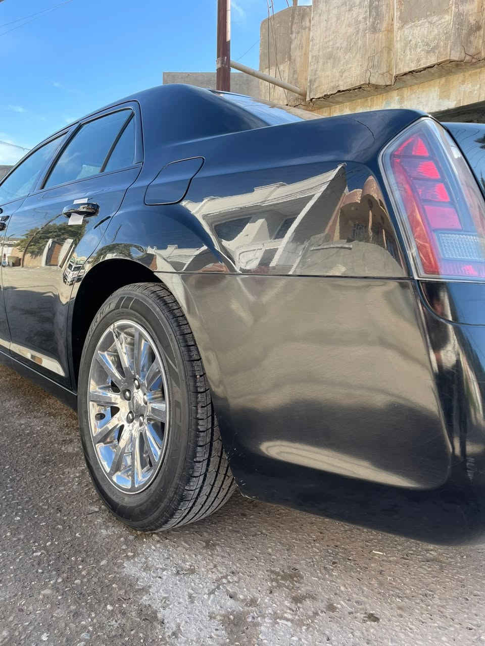 كرايسلر  اوباما 300s موديل 2014 
مواصفات السياره فول 

-فتحة 

-بانوراما 

-تحكم ستيرن 

-شفتان 

-كشنات تدفئة تبريد 

-منظومة صوت 

-كير طيارة 

-وبعد مواصفات الS المعروفه 

السياره نضيفه جداً جداً 

تخم تاير جديد 

متعوب عليه كلش 

داخلهه كلش نضيف وشخط ما بي 

السياره كلين كفاله عامه من مكينه وكير وحداديه وكلشي 

بس اكو ملاحظة بسيطه بالبنيد موضح بالصوره فقط مخلي عليهه لاسق 
***********
السعر 190$ مكان السيارة بابل / جبلة
