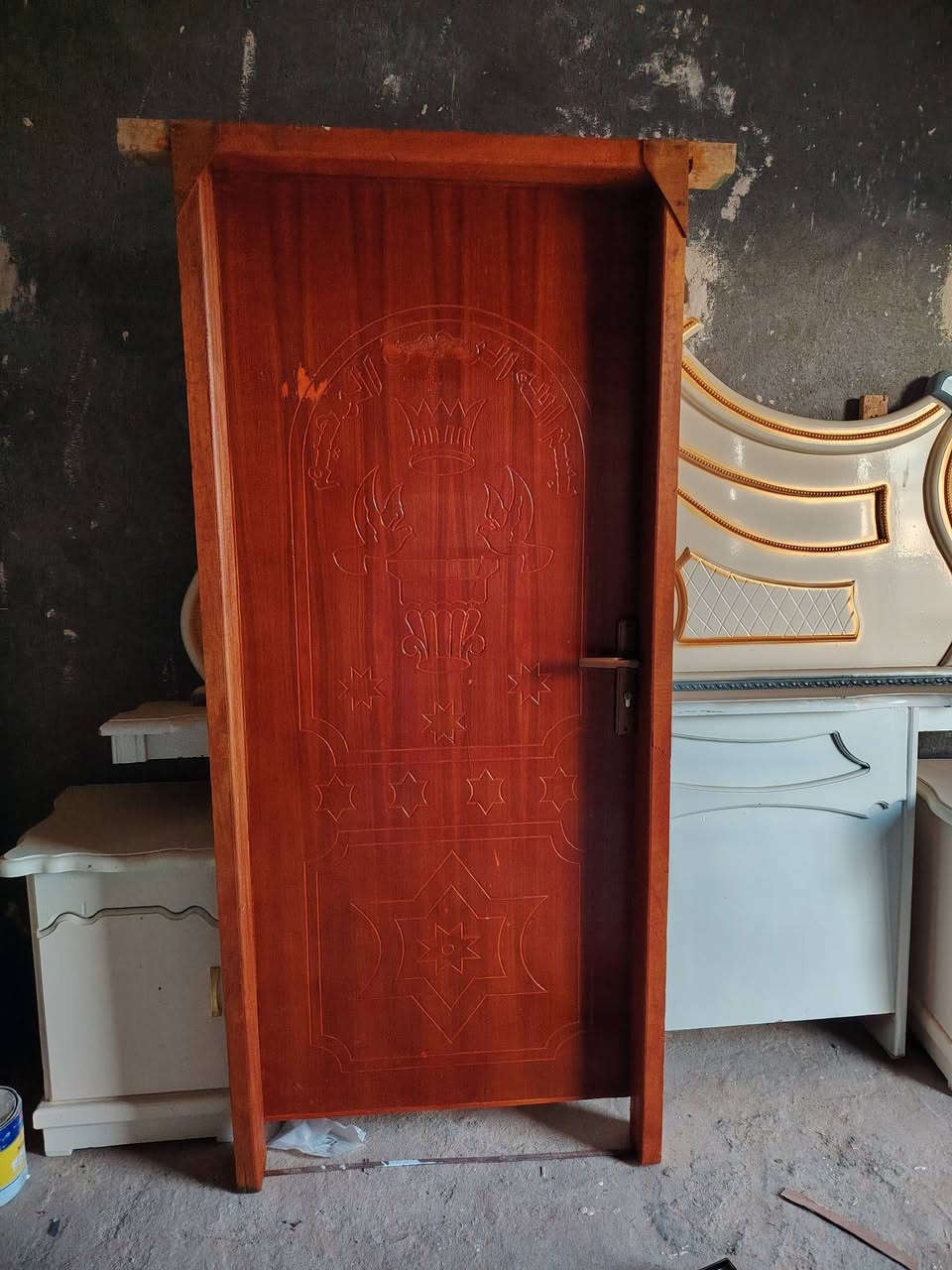 يوجد لدينا بيبان مع جرجوبه مصبوغ وكامل السعر الباب الواحد ١٤٠ الف العنوان ذي قار قضاء الغراف قرب علوة الأسماك محل نجارة أثير ***********
