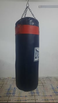 سڵاوی خواتان لێ بێ بۆ فرۆشتن هیچ دڕاوێکی نیە خۆی و زنجیری هەلواسراوەکە...