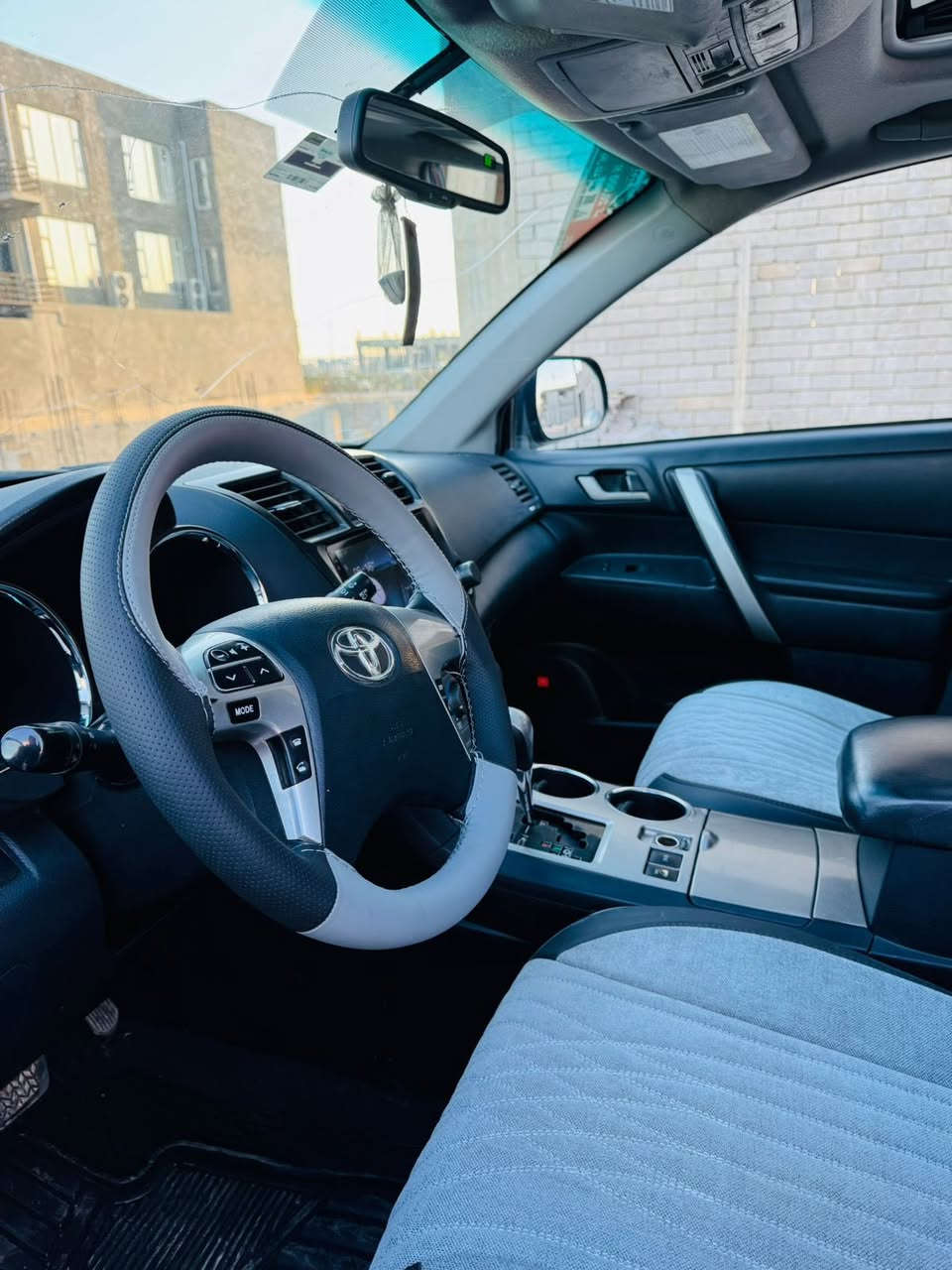 السلام عليكم 
هايلندرل موديل 2011. 
لون كرزي 
فول موصفات 
بصمه تدفىه تبريد بلكشانه 
كير ومحرم شرط 
بيه جلح جملق امامي 
جهت السكن وبنيد وجاملق 
جهت السايق رشه بس جماليه   
سبعه راكب 
6سلندر حيل حلوه بل شارع 
الستفسار وال سعر ع هاذ الخط 
 ***********
