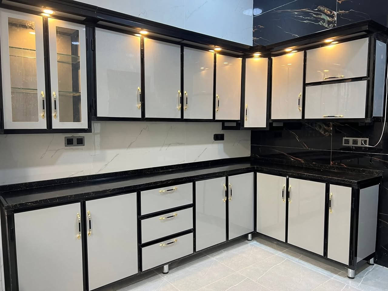 احدى اعمالنا بلون الرصاصي مع المرمر الاسود الصناعي ثقيل 
داخل خارج المنيوم عالي جوده محشه بلخشب للقوه والمتانه 
اسعرنا تنافسيه ثابته 
للاستفسار عن الاسعار مراسله الصفحه او الاتصال على رقم *********** او مراسله على واتس اب
