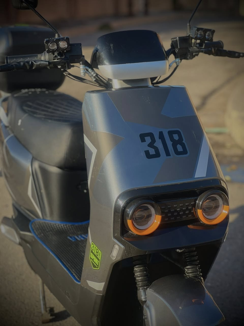 ماطور شحن للبيع 318
المواصفات 
6 باتريات دبل 
السرعه 99 حقيقي من 60 إلى 70 كيلو 
نظام بك R 
بريكات دسك هيدروليك امامي او خلفي
4 نمر
الشحنه الوحده اتمشيك اكثر من 40 كليو 
الماطور ماشي 1000
السعر 660 وبي مجال 
المكان موصل ايسر حي القدس 
للاستفسار اتصال *********** اومراسله واتساب
