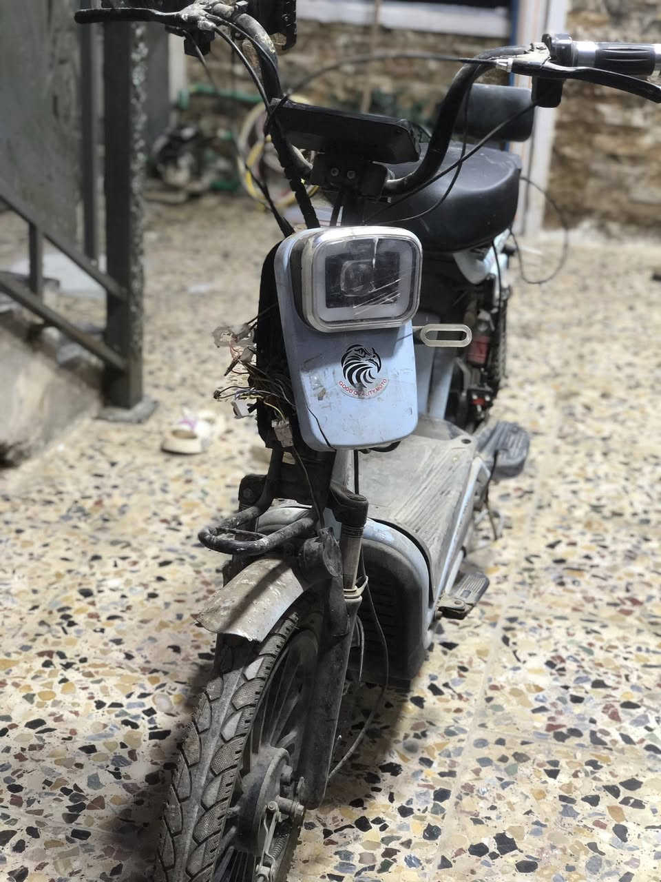 السلام عليكم دراجه شحن للبيع بسعر 200 بيها مجال مشاكل الدراجه بيهه شورت وفيوز مال البطارية مايع ويحتاجله بس اتبدل سكليتر وتجي وياه الشاحنه والاتصال على هذا الرقم***********
