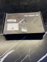 هذا طقم ماكينة قص شعر، ويحتوي على الميزات التالية:  يُستخدم لقص الشعر ...