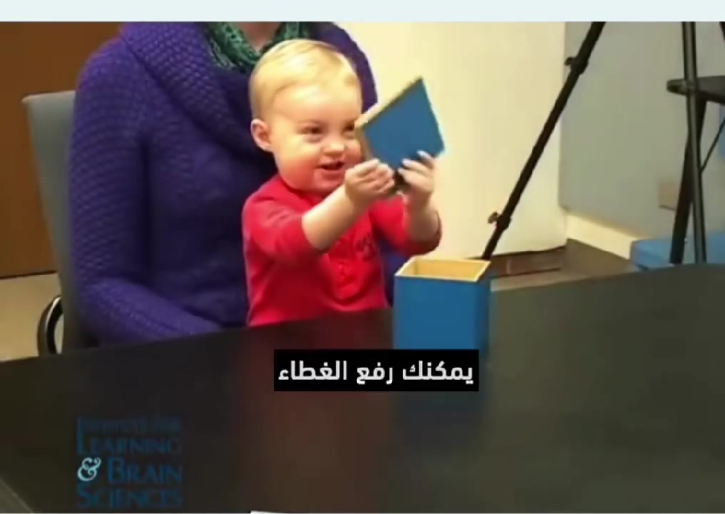 (شاهد كيف يؤثر الصراع الأسري في الطفل )👇
لفترة طويلة، كان الاعتقاد السائد في علم نفس الطفل أن الأطفال الصغار لا يدركون ما يحدث بين البالغين، خاصة الخلافات بين الوالدين. لكن هذه التجربة أظهرت شيئا مختلفا تمامًا.
حتى الأطفال الصغار يستطيعون استشعار التوتر والصراع بين الكبار. وعندما يحدث ذلك، غالبا ما يحاول الطفل بشكل غير واع تهدئة الموقف أو تقليل التوتر في التجربة، حاول الطفل تغيير سلوكه ليخفف الصراع بين شخصين بالغين.

يفسر علماء النفس هذا السلوك بما يسمى التنظيم العاطفي العلاقي؛ حيث يشعر الطفل أن استقرار البيئة من حوله يعتمد جزئيًا على تصرفاته. لذلك قد يحاول إرضاء الكبار أو تهدئة الموقف.

لكن عندما يكون الصراع بين الوالدين أنفسهم، قد يشعر الطفل بعجز شديد؛ لأنه لا يستطيع إيقاف الخلاف رغم محاولاته هذا ما يجعل الصراع الأسري المستمر مرتبطا بارتفاع مستويات القلق والتوتر لدى الأطفال.

المرجع العلمي

Cummings, E. M., & Davies, P. Τ. (2010).
Marital Conflict and Children: An Emotional Security
Perspective.
Guilford Press
__________
معهد هانز للتوحد والنطق وأضطرابات التعلم 
العنوان المسيب _____ حي المعلمين 
شارع عمارات الدوب ___مجاور منتدى شباب المسيب
للإتصال ***********
