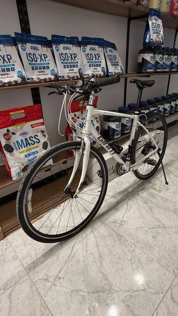 السلام عليكم شباب جاينت اسكيب دراجة نظيفة جداً مثل ما موضح مكان بغداد الغزالية السعر ٢٥٠ الف للتواصل ***********
