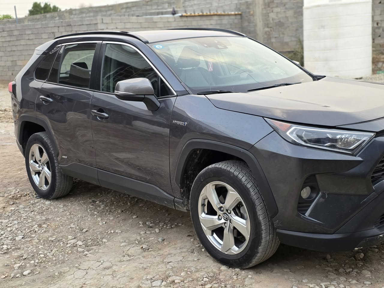 للبيع: تويوتا راف فور XLE 🚗
​الموديل: [2021]
​المحرك: 2.5L (اقتصادي جداً)
​الممشى: [165] كم.
​أهم المواصفات:
✅ فتحة سقف + بصمة تشغيل ودخول.
✅ شاشة كبيرة 
✅ كاميرا خلفية + رادار ونقاط عمياء.
✅ نظام المحافظة على المسار + مثبت سرعة راداري
الضرر: تبديل بنيد بدون ذواخل
السعر: [210$] بيها مجال
للتواصل: [***********]
