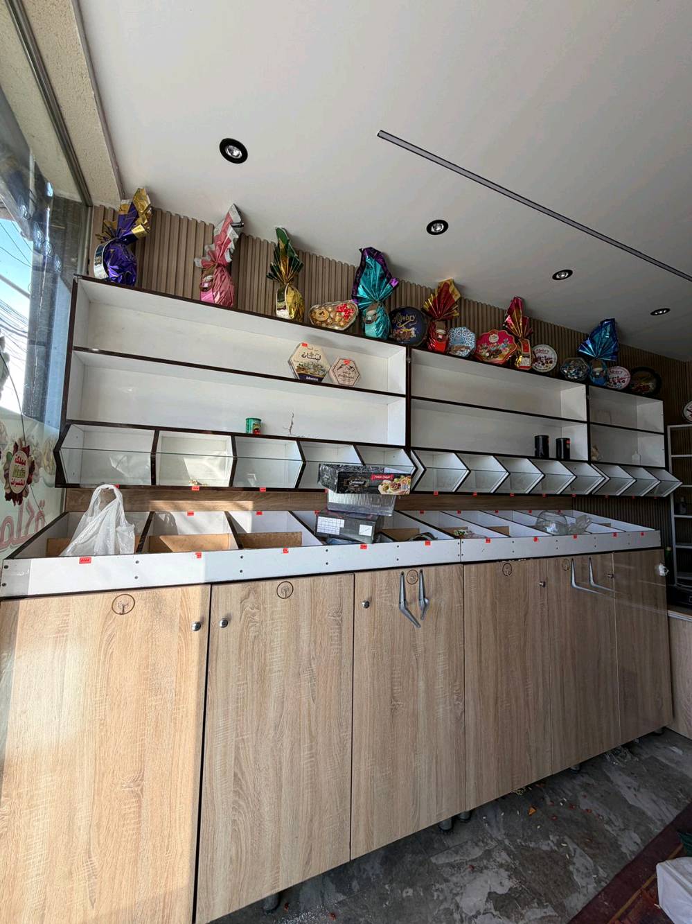 السلام عليكم عندي غراض  ورفوف وميزان  للبيع باسعار مناسبة العنوان بغداد حي الحسين ***********