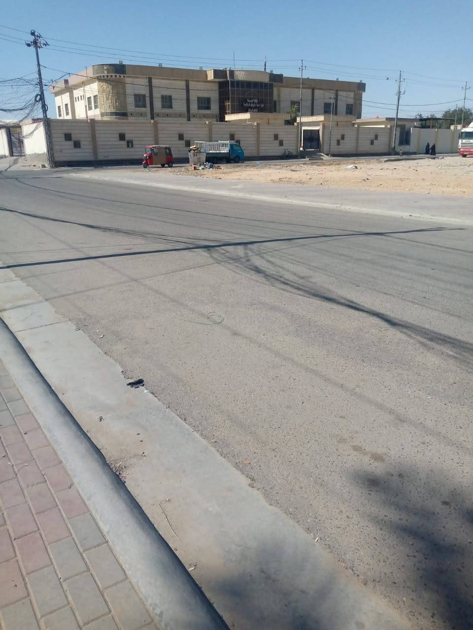 بيت ١٠٠ متره لبيع في داخله مشتمل صغير كما وضح بالصوره  غرفتين ومطبخ وصحيات خارجيه اولا بحي غدير قريب حي عامل بعد شارع عام ٢٠٠ متر مقابيله مسطوصف  الكوثر سعر مناسب ٨٥  رقمي ***********   مستعجل لبيع
