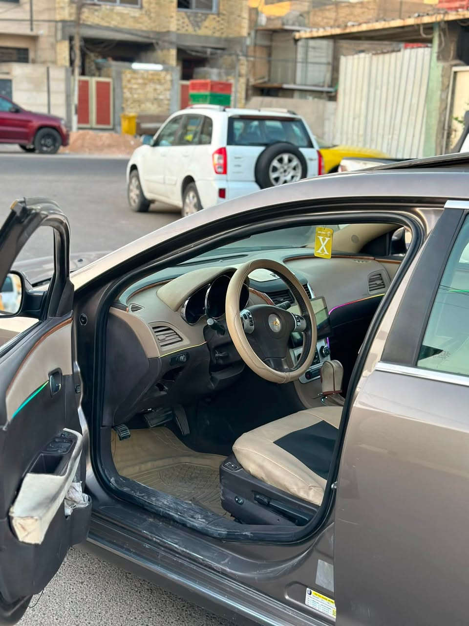 ماليبو ٢٠١١ بدون صبغ بيهه بارد بالباب الاماميه وطعجه خفيفه بالجاملغ الخلفي مثل بالصوره السياره كامله كلشي مبدل جديد من مكينه وقاعده فيوزات وعقل وضفيره وحساسات كامله شغل واطلع بس الكمبريسر لطش مع العلم فريز وصوندات وكل مجموعه التبريد جديد بس الكمبريسر لاطش السياره رايدهه ب٧٥$ ورقه وبيهه مجال حك الكمبريسر والجيه ***********
